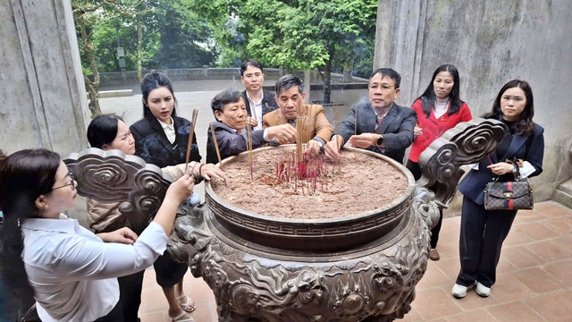 Hội Luật gia tỉnh Ph&uacute; Thọ th&agrave;nh k&iacute;nh d&acirc;ng hương tri &acirc;n c&aacute;c Vua H&ugrave;ng - Ảnh 1.