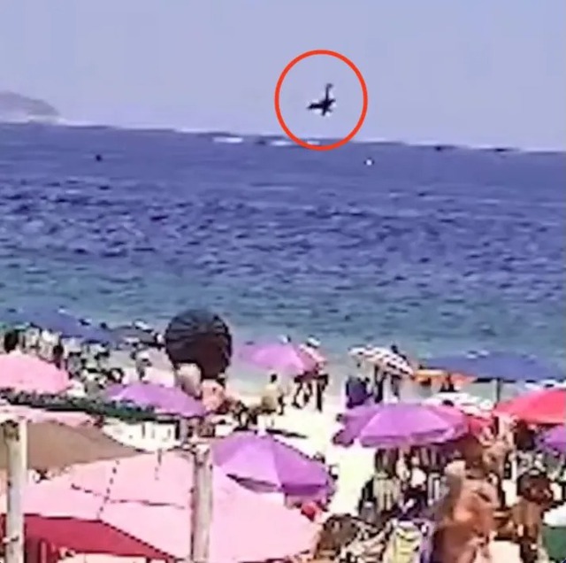 Máy bay lao xuống biển khiến phi công tử vong thương tâm- Ảnh 1. Máy bay lao xuống biển khiến phi công tử vong thương tâm- Ảnh 1.