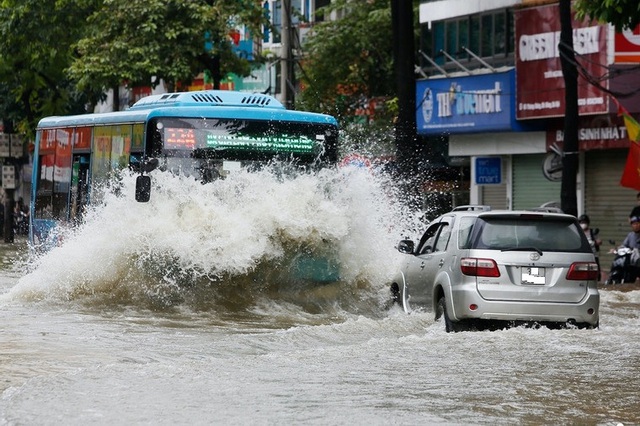 UBND TP H&agrave; Nội trả lời c&acirc;u hỏi bao giờ hết cảnh ngập &uacute;ng k&eacute;o d&agrave;i mỗi khi mưa lớn - Ảnh 1.