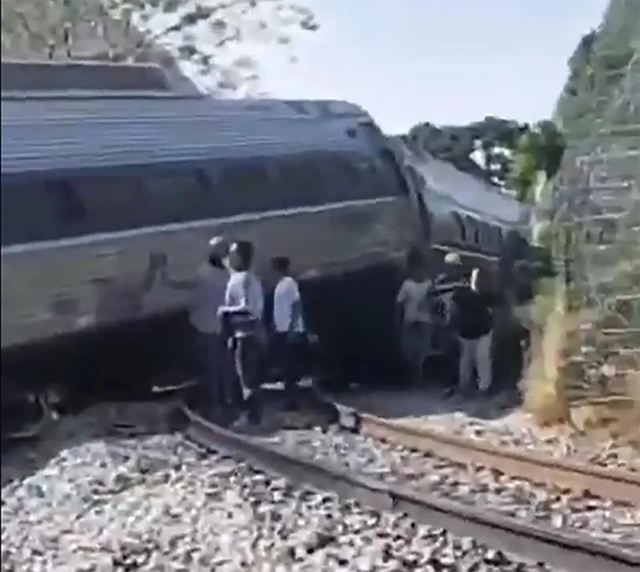 T&agrave;u hỏa trật b&aacute;nh khiến 13 người tử vong, 98 người bị thương - Ảnh 1.