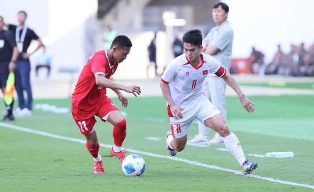 U22 Việt Nam nhọc nhằn vượt ải Lào nhờ bàn gây tranh cãi- Ảnh 1. U22 Việt Nam nhọc nhằn vượt ải Lào nhờ bàn gây tranh cãi- Ảnh 1.