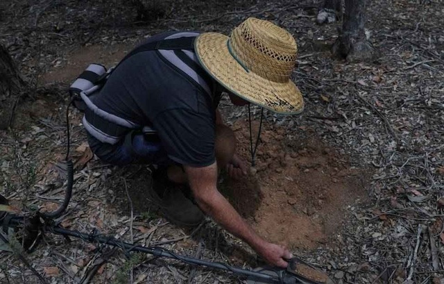 Giá vàng tăng cao, người dân và du khách đổ xô tìm tại các mỏ vàng cũ- Ảnh 1. Giá vàng tăng cao, người dân và du khách đổ xô tìm tại các mỏ vàng cũ- Ảnh 1.
