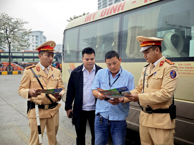 Nhiều biện ph&aacute;p đảm bảo an to&agrave;n vận tải h&agrave;nh kh&aacute;ch dịp Tết Dương lịch- Ảnh 1.