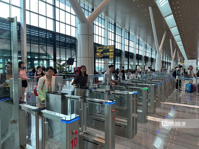 Lượng kh&aacute;ch dự b&aacute;o tăng cao dịp Tết Dương lịch 2026, s&acirc;n bay T&acirc;n Sơn Nhất lưu &yacute; h&agrave;nh kh&aacute;ch- Ảnh 2.