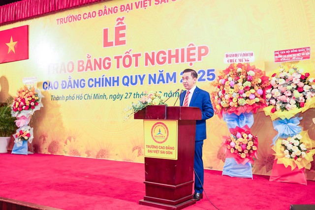 Hơn 1.000 sinh vi&ecirc;n Trường Cao đẳng Đại Việt S&agrave;i G&ograve;n nhận bằng tốt nghiệp - Ảnh 1.