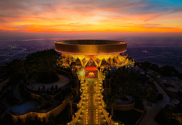 Dấu mốc văn hóa tâm linh mới trên đỉnh núi Bà Đen- Ảnh 1. Dấu mốc văn hóa tâm linh mới trên đỉnh núi Bà Đen- Ảnh 1.