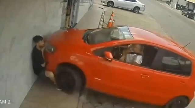 Đạp nhầm ch&acirc;n ga, nữ t&agrave;i xế đ&acirc;m tr&uacute;ng người đ&agrave;n &ocirc;ng - Ảnh 1.