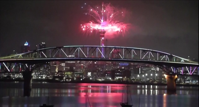 M&atilde;n nh&atilde;n với m&agrave;n ph&aacute;o hoa ch&agrave;o đ&oacute;n năm mới của New Zealand - Ảnh 1.