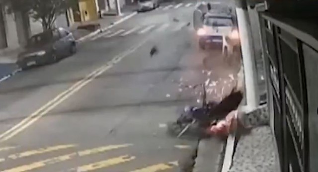 Ghen tu&ocirc;ng, c&ocirc; g&aacute;i l&aacute;i &ocirc; t&ocirc; t&ocirc;ng tr&uacute;ng bạn trai v&agrave; bạn th&acirc;n - Ảnh 1.