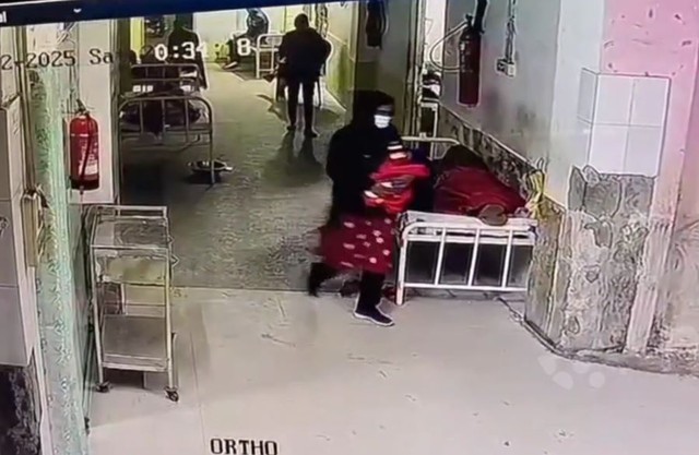 Người phụ nữ giả l&agrave;m y t&aacute;, bắt c&oacute;c b&eacute; trai trong bệnh viện - Ảnh 1.