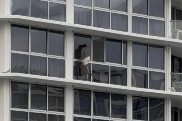 Người phụ nữ gây sốc khi đứng lau cửa sổ ở tầng 16 - Ảnh 1.