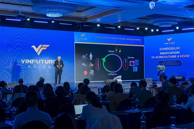 Nhà khoa học VinFuture giới thiệu công nghệ đột phá giúp “sao y bản chính” các hạt giống chất lượng - Ảnh 1.