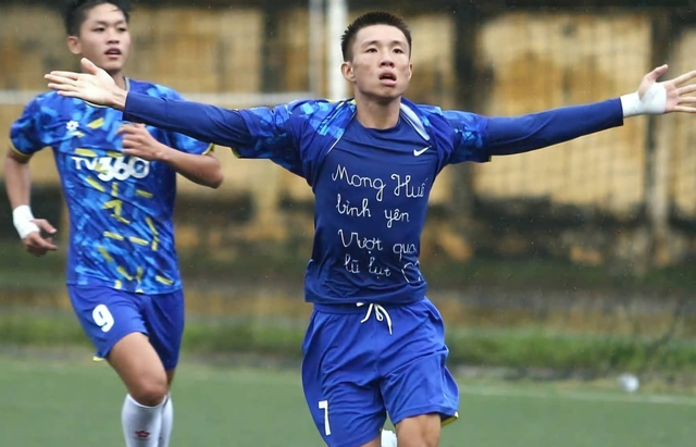 Cái kết đẹp của chiếc áo gây “sốt” tại giải bóng đá sinh viên toàn quốc 2025 - Ảnh 1.