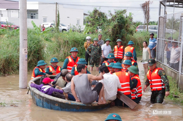 Phút sinh tử trong lũ: Xe chuyên dụng đưa sản phụ sinh đôi ra khỏi vùng nguy hiểm ở Lâm Đồng- Ảnh 5.