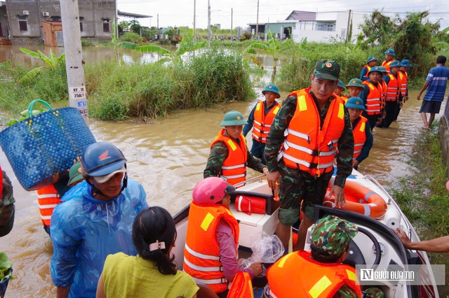 Phút sinh tử trong lũ: Xe chuyên dụng đưa sản phụ sinh đôi ra khỏi vùng nguy hiểm ở Lâm Đồng- Ảnh 7.