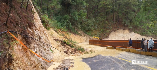 Phút sinh tử trong lũ: Xe chuyên dụng đưa sản phụ sinh đôi ra khỏi vùng nguy hiểm ở Lâm Đồng- Ảnh 8.