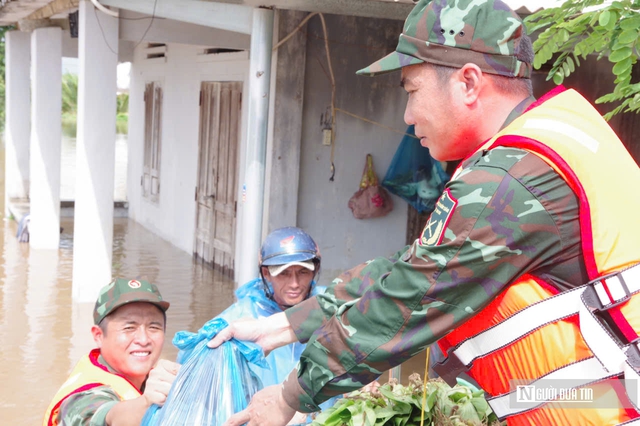Phút sinh tử trong lũ: Xe chuyên dụng đưa sản phụ sinh đôi ra khỏi vùng nguy hiểm ở Lâm Đồng- Ảnh 9.