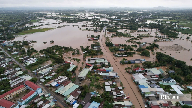 Phút sinh tử trong lũ: Xe chuyên dụng đưa sản phụ sinh đôi ra khỏi vùng nguy hiểm ở Lâm Đồng- Ảnh 10.