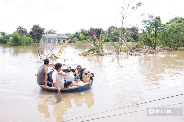Phút sinh tử trong lũ: Xe chuyên dụng đưa sản phụ sinh đôi ra khỏi vùng nguy hiểm ở Lâm Đồng- Ảnh 11.