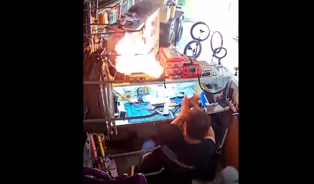 Điện thoại bất ngờ bốc cháy khi đang được sửa màn hình- Ảnh 1.