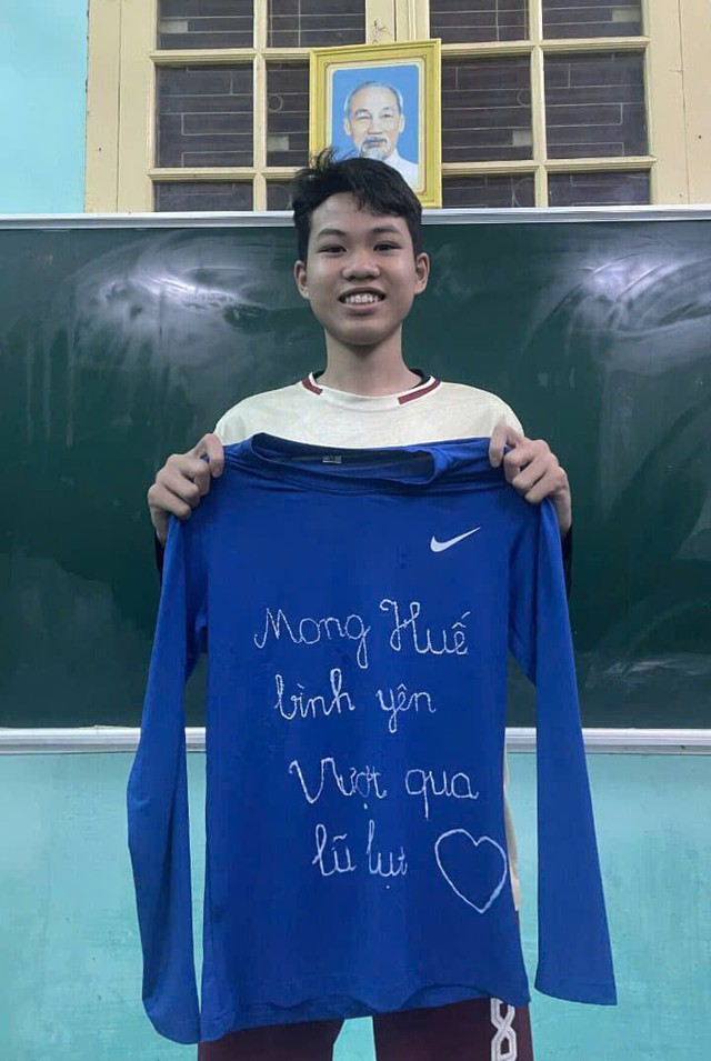 Cái kết đẹp của chiếc áo gây “sốt” tại giải bóng đá sinh viên toàn quốc 2025 - Ảnh 5.