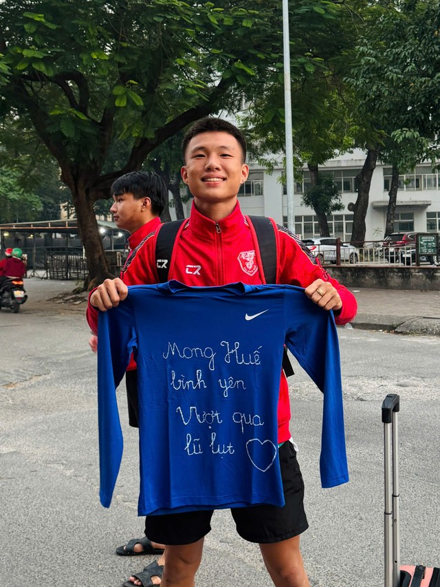 Cái kết đẹp của chiếc áo gây “sốt” tại giải bóng đá sinh viên toàn quốc 2025 - Ảnh 2.
