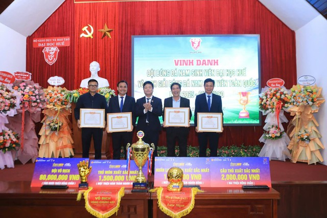 Cái kết đẹp của chiếc áo gây “sốt” tại giải bóng đá sinh viên toàn quốc 2025 - Ảnh 3.