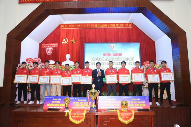 Cái kết đẹp của chiếc áo gây “sốt” tại giải bóng đá sinh viên toàn quốc 2025 - Ảnh 4.