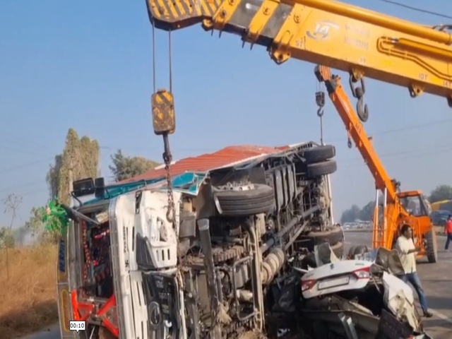 4 người tử vong khi xe tải đâm trúng xe máy rồi đè bẹp ô tô con - Ảnh 1.