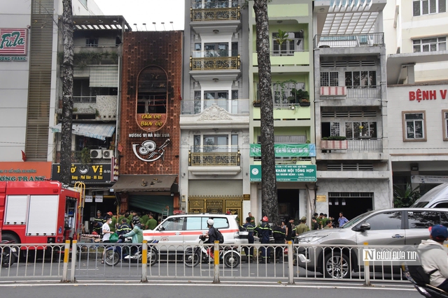 Vụ cháy quán ăn tại Tp.HCM: Khó tiếp cận hiện trường, nhiều người được đưa ra trong tình trạng ngạt khói- Ảnh 1.