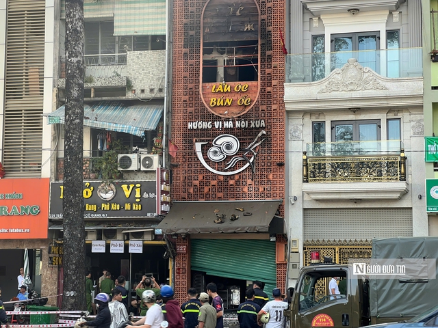 Vụ cháy quán ăn tại Tp.HCM: Khó tiếp cận hiện trường, nhiều người được đưa ra trong tình trạng ngạt khói- Ảnh 2.