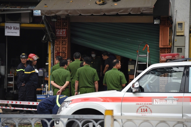 Vụ cháy quán ăn tại Tp.HCM: Khó tiếp cận hiện trường, nhiều người được đưa ra trong tình trạng ngạt khói- Ảnh 3.