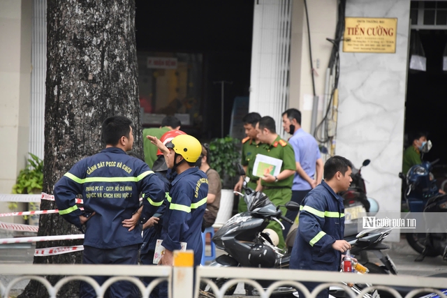 Vụ cháy quán ăn tại Tp.HCM: Khó tiếp cận hiện trường, nhiều người được đưa ra trong tình trạng ngạt khói- Ảnh 5.