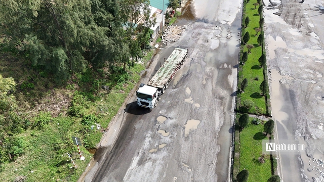 Đường huyết mạch khu kinh tế Dung Quất xuống cấp trầm trọng, dân Quảng Ngãi “nín thở” mỗi lần đi qua- Ảnh 1.