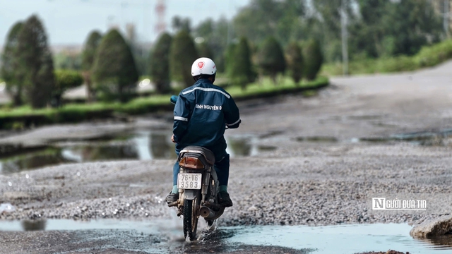 Đường huyết mạch khu kinh tế Dung Quất xuống cấp trầm trọng, dân Quảng Ngãi “nín thở” mỗi lần đi qua- Ảnh 6.