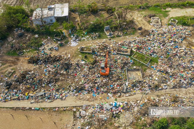 Đắk Lắk: Lũ rút rác vẫn "ngập ngụa" trên đường, người dân lo ô nhiễm môi trường- Ảnh 1.