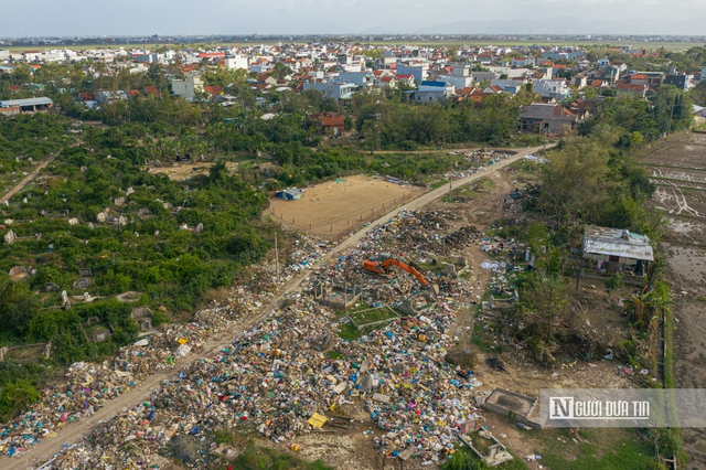 Đắk Lắk: Lũ rút rác vẫn "ngập ngụa" trên đường, người dân lo ô nhiễm môi trường- Ảnh 6.