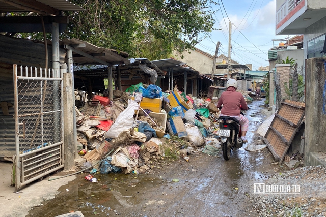 Đắk Lắk: Lũ rút rác vẫn "ngập ngụa" trên đường, người dân lo ô nhiễm môi trường- Ảnh 5.