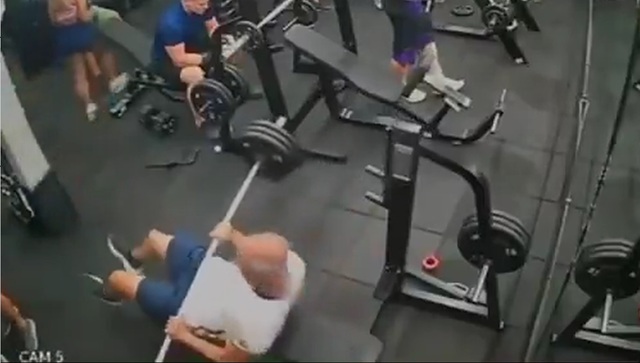 Người đàn ông tử vong sau khi bị thanh tạ rơi trúng ngực - Ảnh 1.