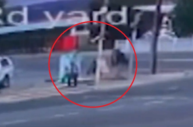 Người đàn ông vô cớ đấm gục người phụ nữ trên phố - Ảnh 1.