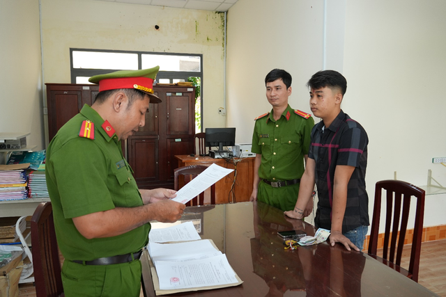 Bắt đối tượng dùng dao đâm 2 người bị thương - Ảnh 1.