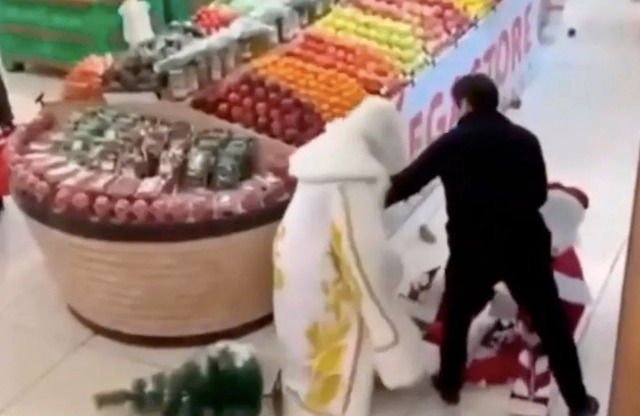 Hai "ông già Noel" lao vào ẩu đả dữ dội trong siêu thị - Ảnh 1.