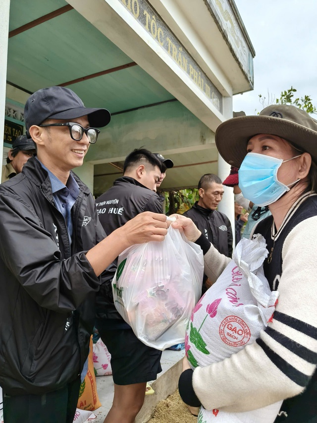 Cứu trợ về từ lũ dữ ở Nam Trung Bộ: “Nghe giọng Huế, bà con quý lắm”- Ảnh 1. Cứu trợ về từ lũ dữ ở Nam Trung Bộ: “Nghe giọng Huế, bà con quý lắm”- Ảnh 1.