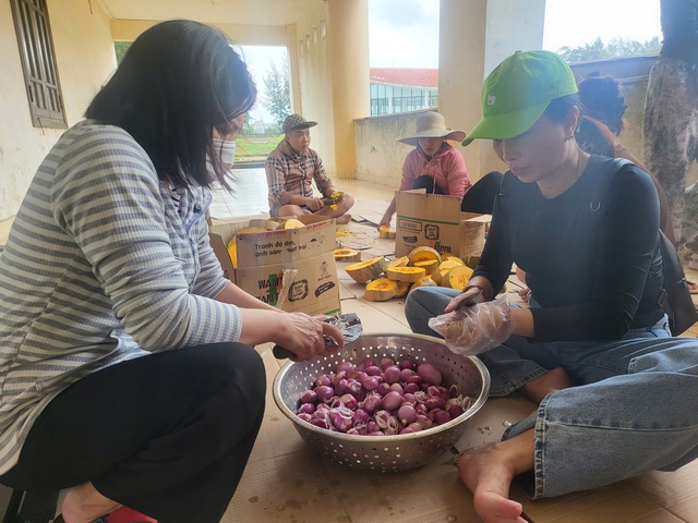 Cứu trợ về từ lũ dữ ở Nam Trung Bộ: “Nghe giọng Huế, bà con quý lắm”- Ảnh 2. Cứu trợ về từ lũ dữ ở Nam Trung Bộ: “Nghe giọng Huế, bà con quý lắm”- Ảnh 2.