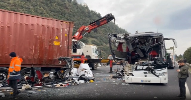 Xe buýt đâm trúng container trên cao tốc, 7 người tử vong thương tâm- Ảnh 1.