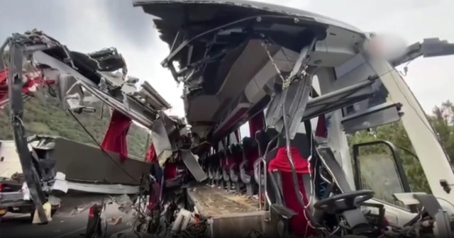 Xe buýt đâm trúng container trên cao tốc, 7 người tử vong thương tâm- Ảnh 2.