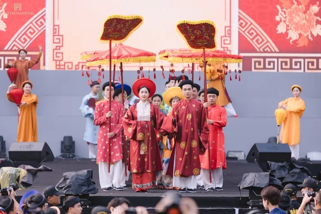 Tái hiện hỷ sự truyền thống giữa phố đi bộ, lan tỏa thông điệp gìn giữ di sản Việt - Ảnh 1.