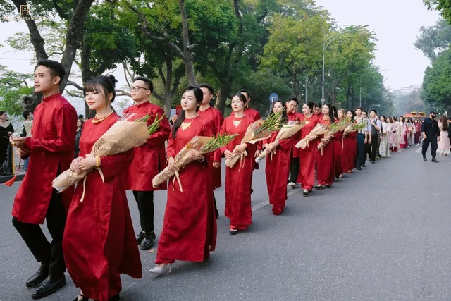 Tái hiện hỷ sự truyền thống giữa phố đi bộ, lan tỏa thông điệp gìn giữ di sản Việt - Ảnh 3.