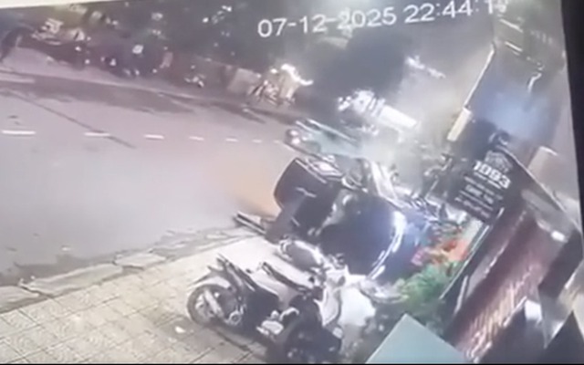 Điều tra vụ ô tô con bất ngờ lao lên vỉa hè tông 3 người bị thương- Ảnh 1.