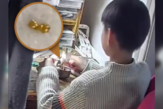 Con trai mang vàng đi tặng cho các bạn cùng lớp khiến mẹ sốc nặng - Ảnh 1.